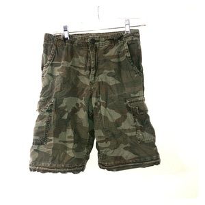 Great condition camo cargo shorts 💚💛
